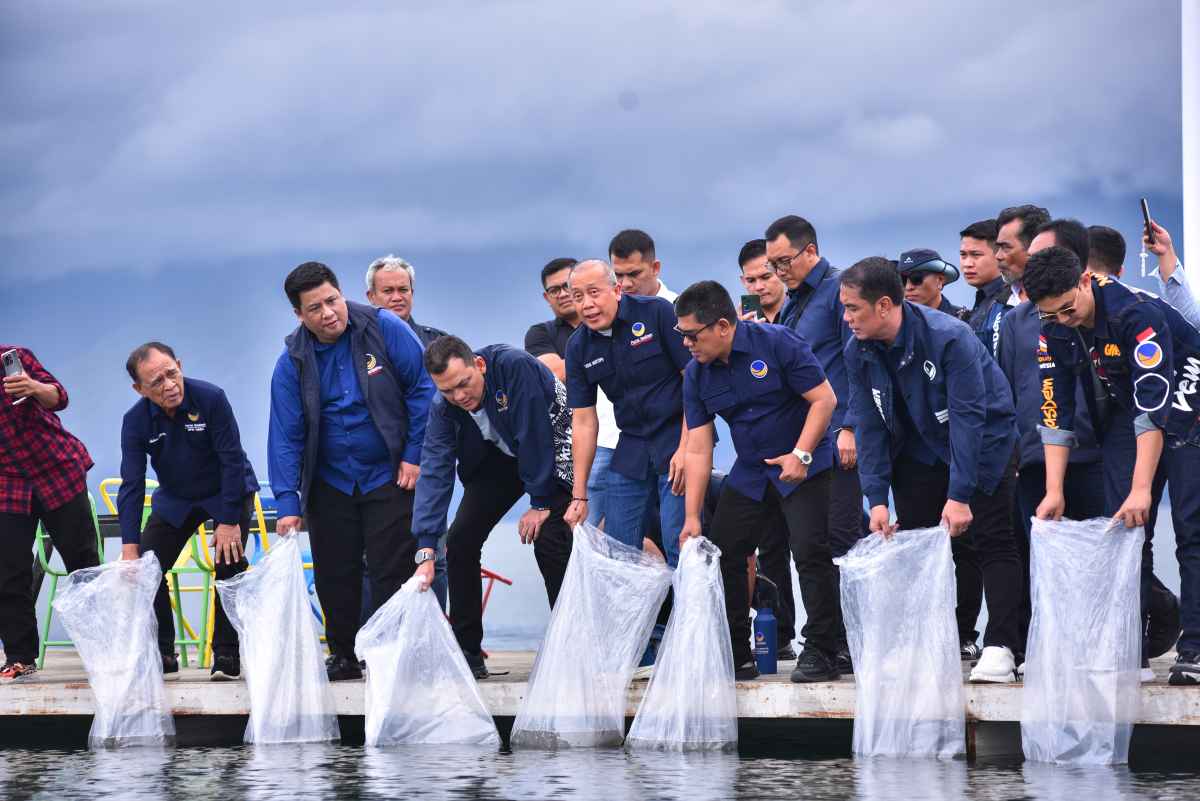 Wakil Ketua DPR Tebar Ribuan Bibit Ikan di Danau Toba untuk Jaga Ekosistem Wakil Ketua DPR Tebar Ribuan Bibit Ikan di Danau Toba untuk Jaga Ekosistem