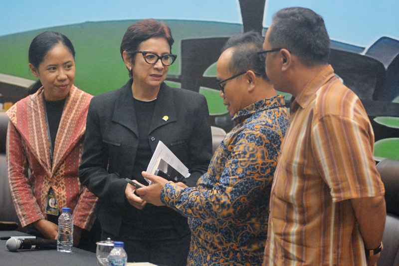 Forum Legislasi dengan tema “Mendorong Efektivitas Rancangan Undang-Undang (RUU) Pembatasan Akses Internet Terhadap Anak” Forum Legislasi dengan tema “Mendorong Efektivitas Rancangan Undang-Undang (RUU) Pembatasan Akses Internet Terhadap Anak”