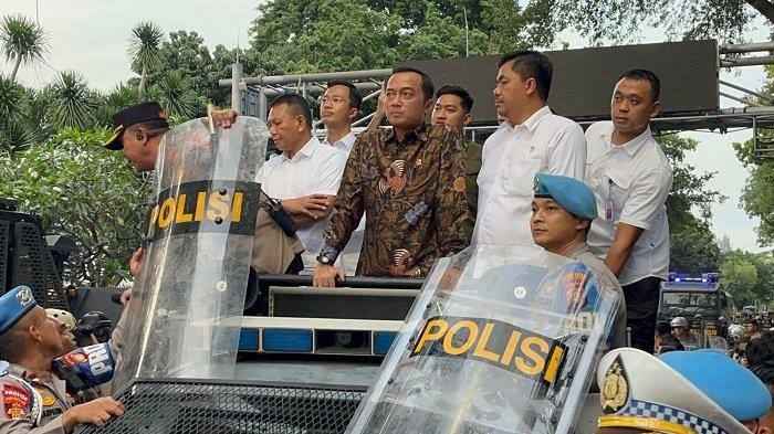 Emrus: Bravo Mensesneg Temui Mahasiswa; Mana Kepala Kantor Komunikasi Kepresidenan? Emrus: Bravo Mensesneg Temui Mahasiswa; Mana Kepala Kantor Komunikasi Kepresidenan?