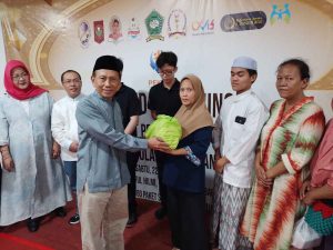 Apresiasi Pegiat Ekraf, DNIKS : Industri Ekonomi Kreatif Berkontribusi Kurangi Kemiskinan Ketua umum DNIKS Effendi Choirie memberikan bantuan sembako kepada masyarakat miskin dalam acara grand launching organisasi pegiat ekonomi kreatif