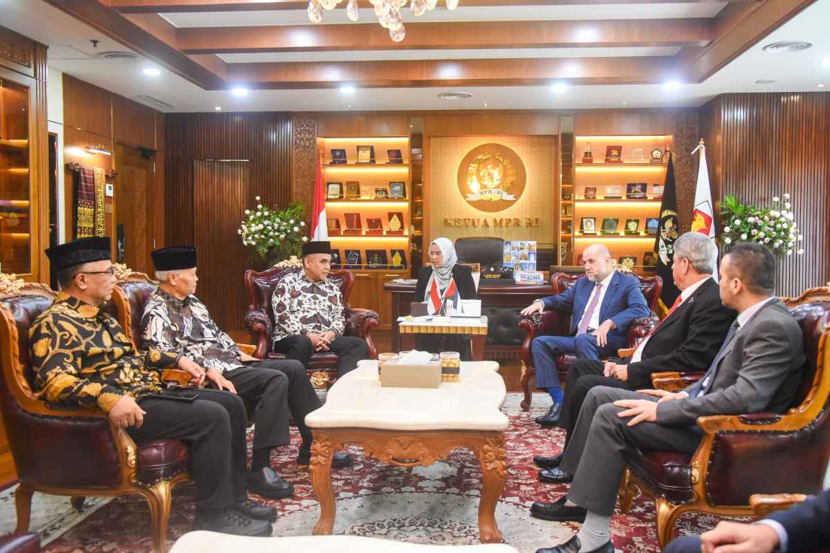 Muzani: Indonesia Menolak Tegas Usulan Trump yang Ingin Mengusir Rakyat Palestina dari Tanah Airnya Muzani: Indonesia Menolak Tegas Usulan Trump yang Ingin Mengusir Rakyat Palestina dari Tanah Airnya
