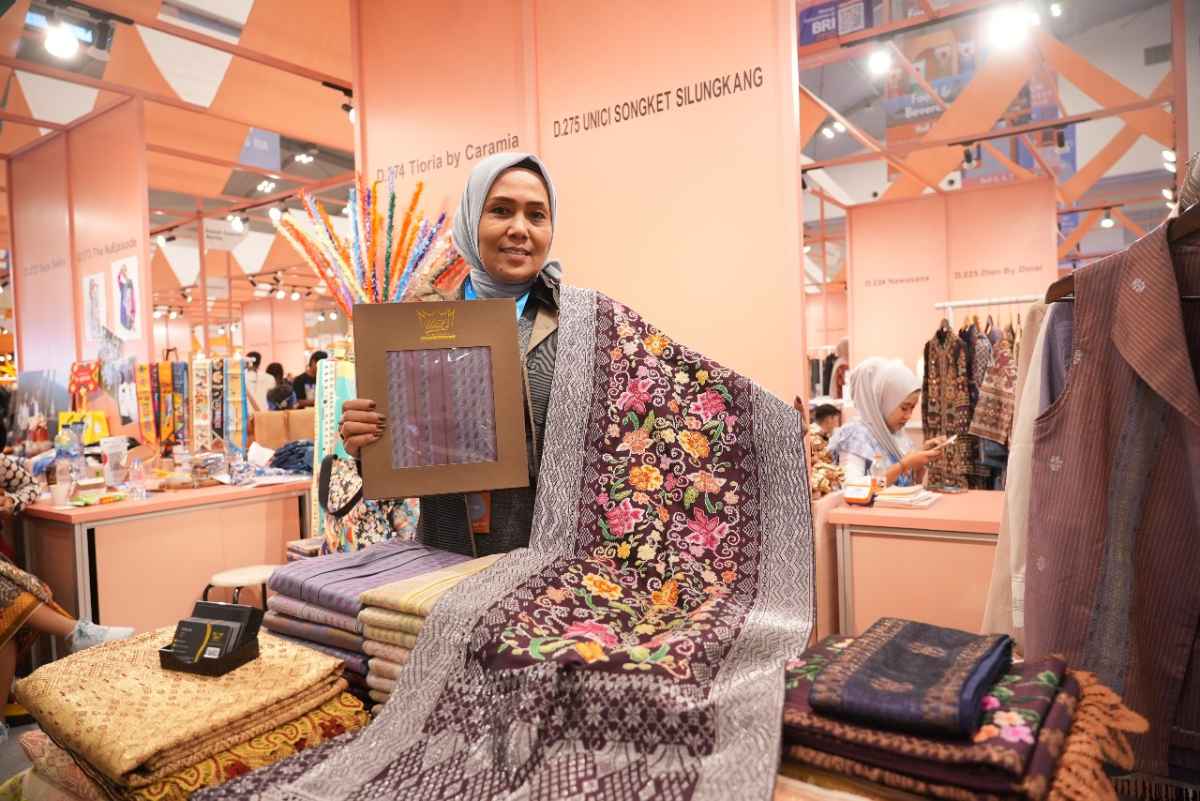 Ciptakan Pengusaha Berdaya Saing Global, UMKM Songket Binaan BRI Sukses Tembus Pasar Internasional Ciptakan Pengusaha Berdaya Saing Global, UMKM Songket Binaan BRI Sukses Tembus Pasar Internasional