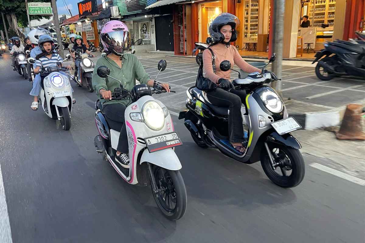 Edukasi Safety Riding Dengan Komunitas Honda Scoopy