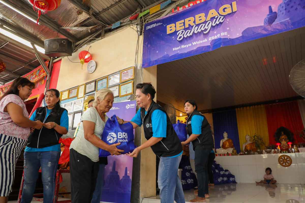 Peringati Waisak 12 Mei 2025, BRI Peduli Salurkan Bantuan Sembako Bagi Ribuan Umat Buddha Peringati Waisak 12 Mei 2025, BRI Peduli Salurkan Bantuan Sembako Bagi Ribuan Umat Buddha