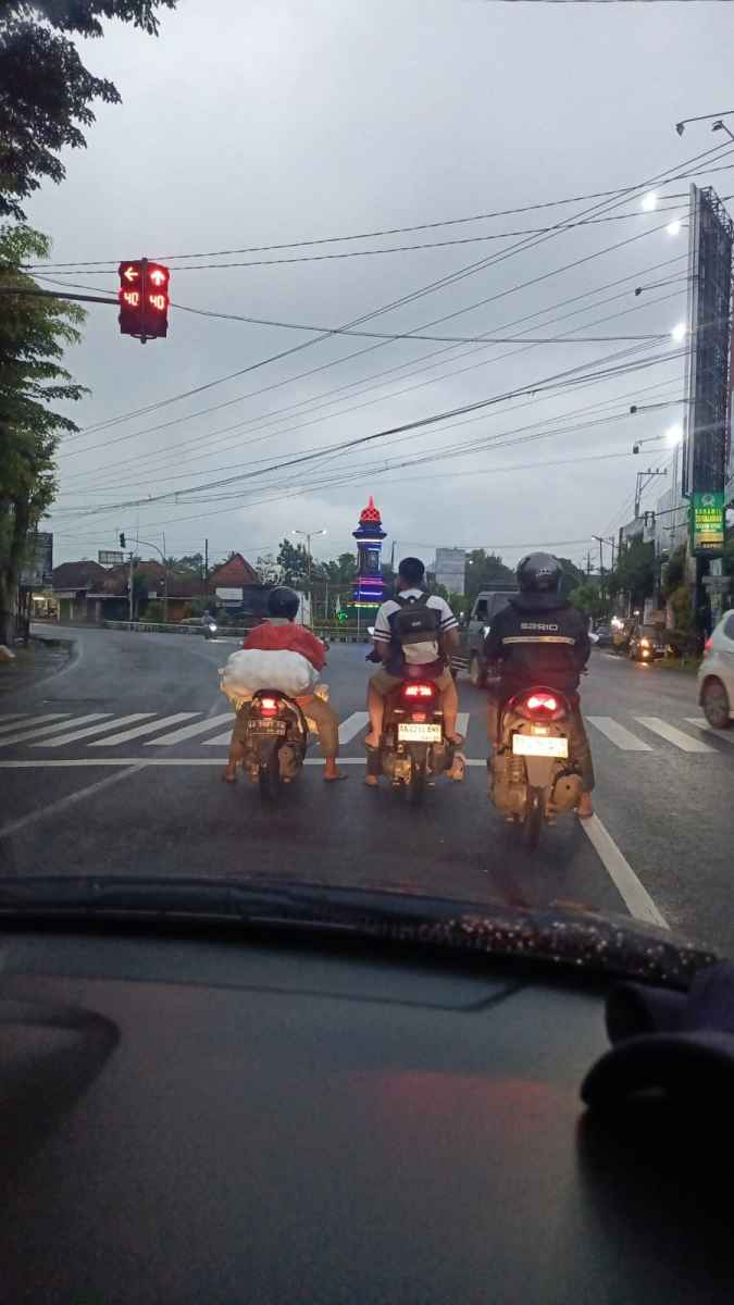 Lima Tips Aman Pengendara Sepeda Motor di Musim Hujan Lima Tips Aman Pengendara Sepeda Motor di Musim Hujan