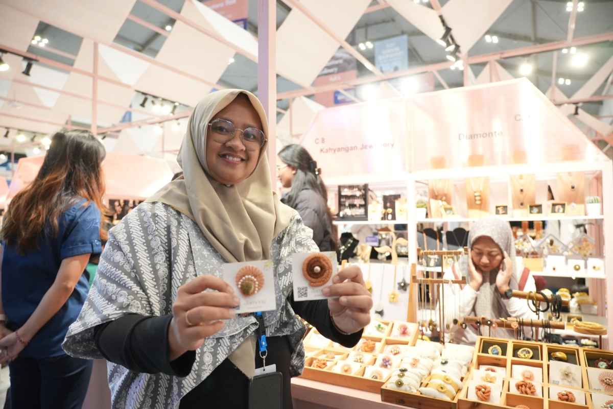Makin Bersinar, UMKM Diamonte Penjual Perhiasan Siap Go Global Berkat Dukungan BRI Makin Bersinar, UMKM Diamonte Penjual Perhiasan Siap Go Global Berkat Dukungan BRI