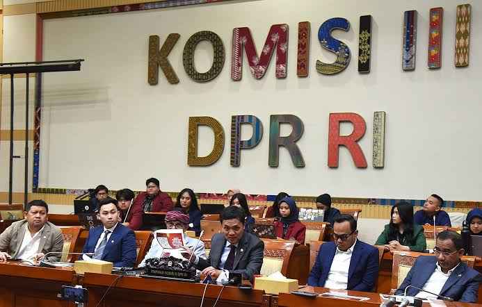 Ketua Komisi III DPR: Tidak Hanya Prabowo, Presiden RI Sebelumnya Juga Gunakan Hak Prerogatif untuk Amnesti dan Abolisi Ketua Komisi III DPR: Tidak Hanya Prabowo, Presiden RI Sebelumnya Juga Gunakan Hak Prerogatif untuk Amnesti dan Abolisi