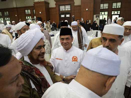 Dekati Ulama, Bang Azran Temui Habib Umar bin Hafidz Saat Silaturahmi Nasional Dekati Ulama, Bang Azran Temui Habib Umar bin Hafidz Saat Silaturahmi Nasional