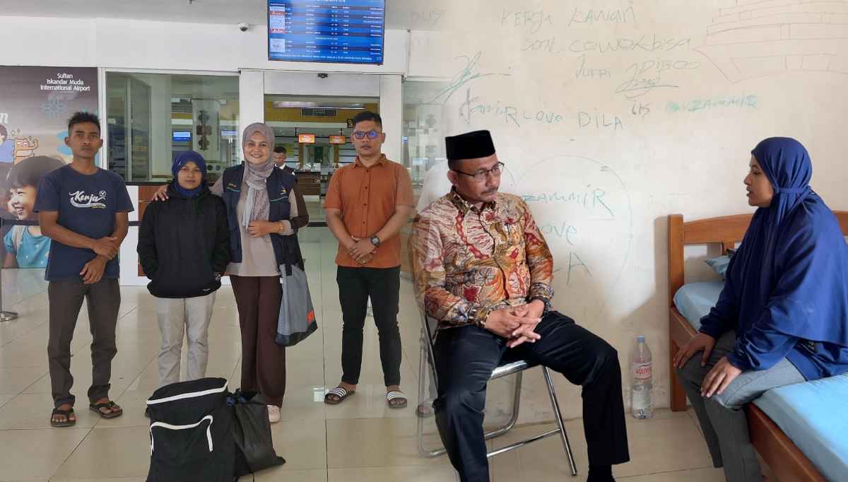 Terlantar di Banda Aceh, Senator Haji Uma Bantu Pulangkan Wanita Asal Blitar ke Kampungnya Terlantar di Banda Aceh, Senator Haji Uma Bantu Pulangkan Wanita Asal Blitar ke Kampungnya