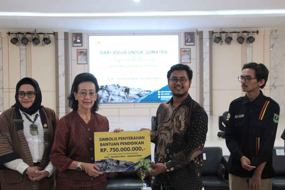 GKR Hemas Bantu Pendidikan Bagi Mahasiswa Terdampak Bencana Sumatera di Yogyakarta GKR Hemas Bantu Pendidikan Bagi Mahasiswa Terdampak Bencana Sumatera di Yogyakarta