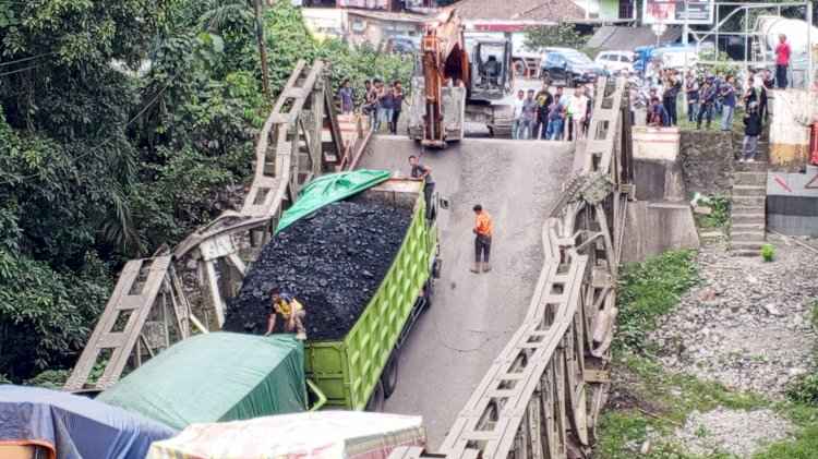 Mobilisasi Truk Tambang Raksasa di Jalan Umum Resahkan Warga, CERI Desak Kapolda Sumsel hingga Kapolri Evaluasi Jajaran Mobilisasi Truk Tambang Raksasa di Jalan Umum Resahkan Warga, CERI Desak Kapolda Sumsel hingga Kapolri Evaluasi Jajaran