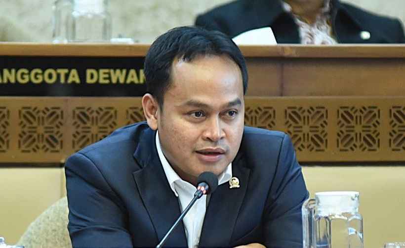 Usia Penyelenggara Pemilu Digugat ke MK, Ujang Bey : DPR Serahkan ke MK