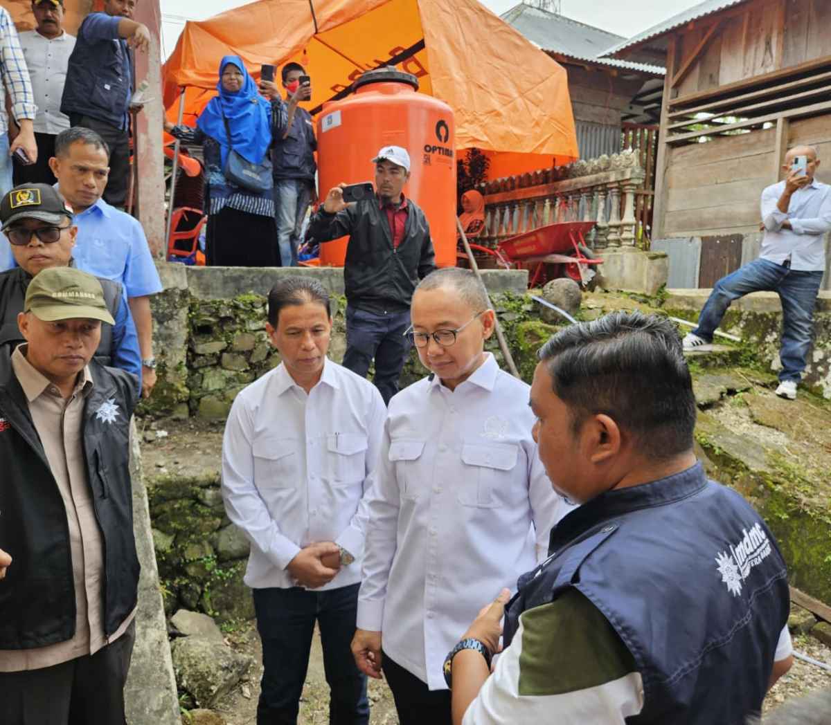Waka MPR RI Eddy Soeparno Salurkan Bantuan Kompor hingga Sarden untuk Korban Bencana Sumbar
