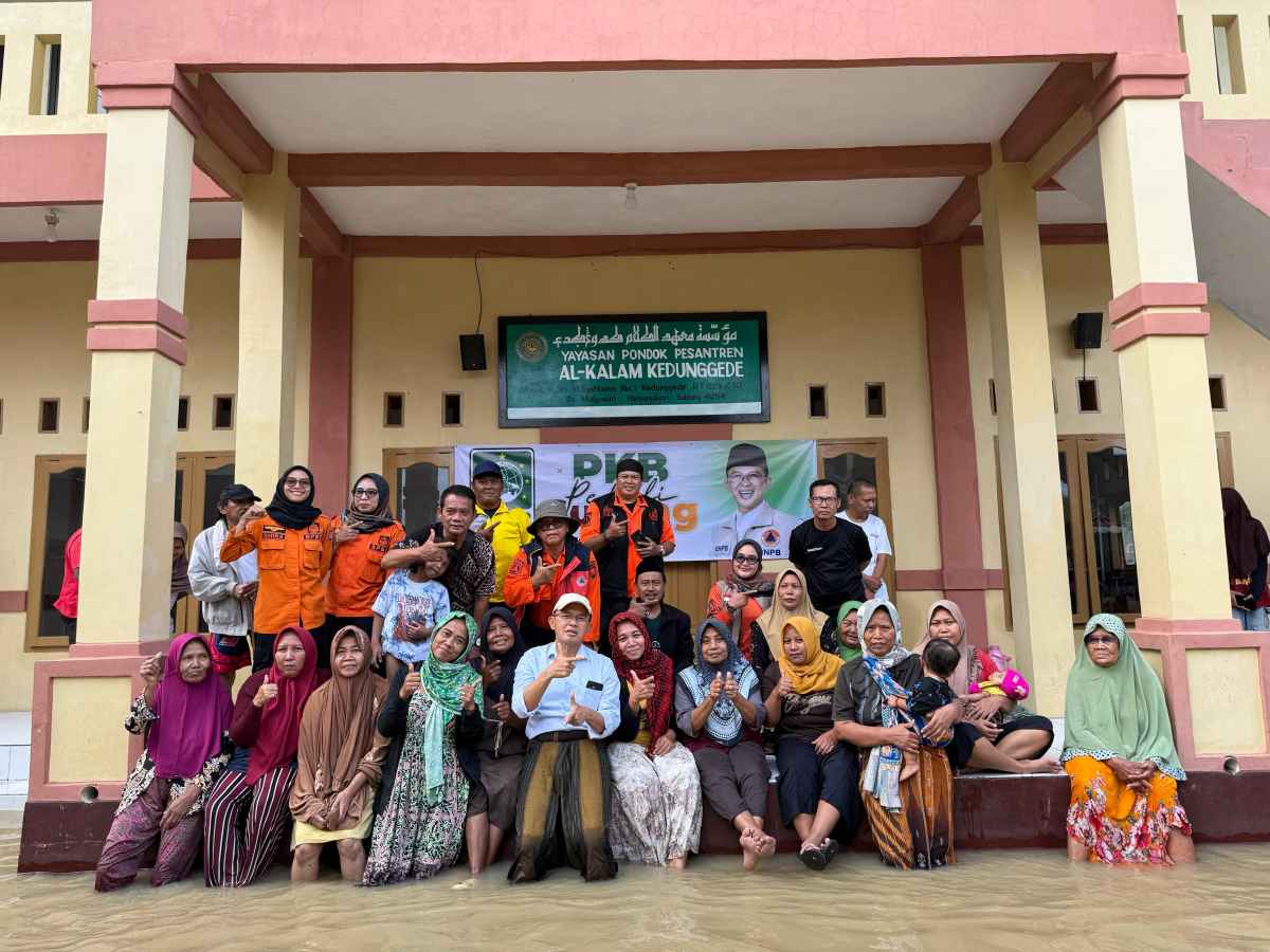 Banjir Rendam Subang, PKB Serahkan Bantuan di Pesantren Al Kalam Banjir Rendam Subang, PKB Serahkan Bantuan di Pesantren Al Kalam
