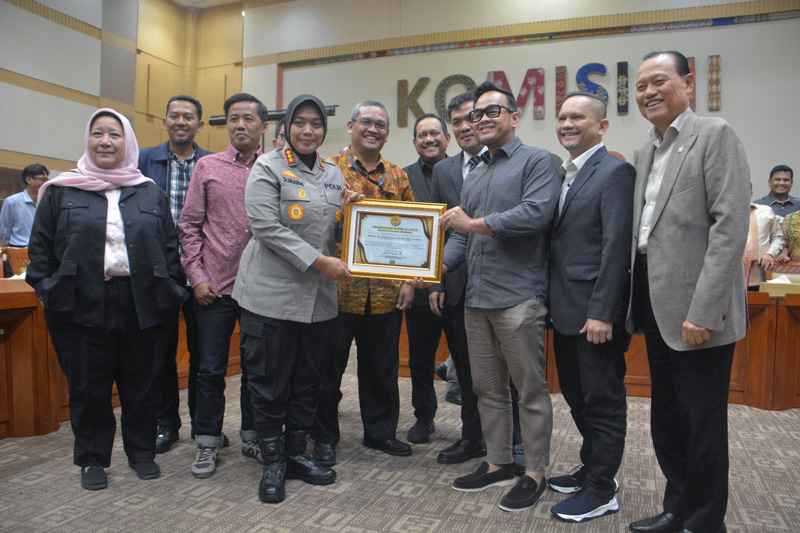 Kapolres Metro Bekasi Kombes Pol. Sumarni Raih Penghargaan Dari Komisi III DPR
