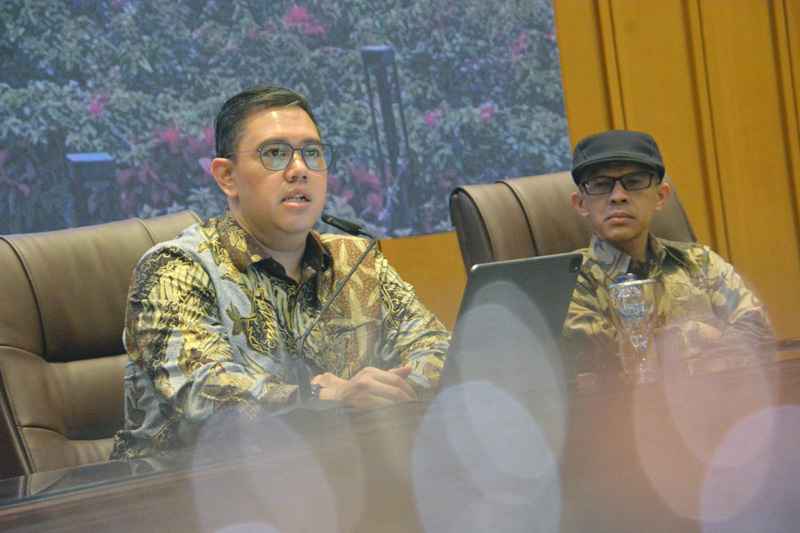 Dialektika Demokrasi "Memperkuat Kedaulatan Bangsa di Era Dinamika Persaingan Global" Dialektika Demokrasi "Memperkuat Kedaulatan Bangsa di Era Dinamika Persaingan Global"