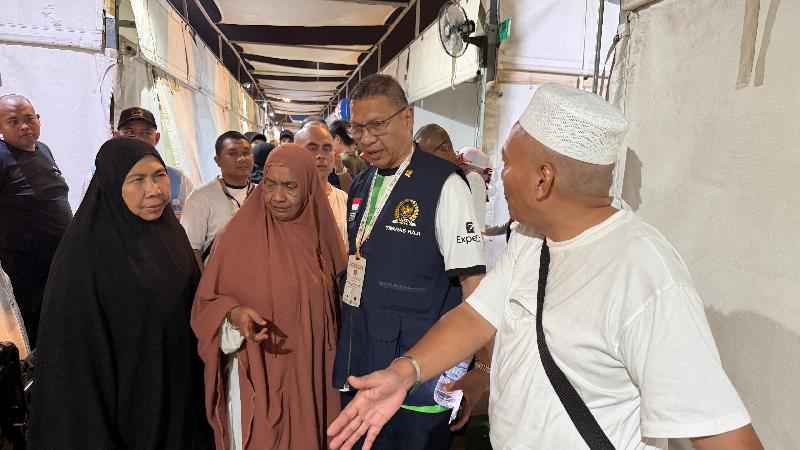 Jemaah Kloter Pertama Medan Terlantar di Luar Tenda Mina, Timwas akan Panggil Kemenhaj RI Jemaah Kloter Pertama Medan Terlantar di Luar Tenda Mina, Timwas akan Panggil Kemenhaj RI
