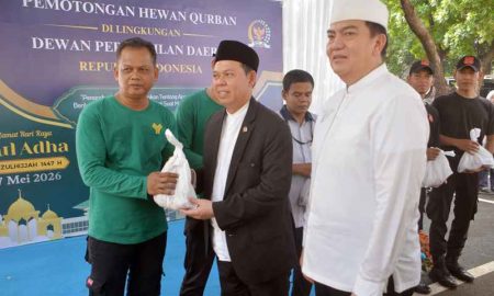Ketua DPD RI Sultan B.Najamudin Serahkan Hewan Kurban