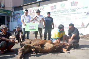 DNIKS Bagikan Daging Kurban Kepada Masyarakat Prasejahtera dan Disabilitas DNIKS Bagikan Daging Kurban Kepada Masyarakat Prasejahtera dan Disabilitas