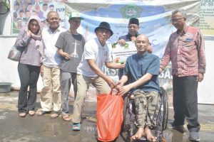 DNIKS Bagikan Daging Kurban Kepada Masyarakat Prasejahtera dan Disabilitas