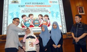 Gandeng BNI Gelar Aksi Sosial, KWP Serahkan Ribuan Peralatan Sekolah