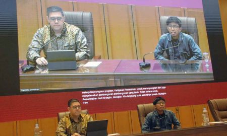Dialektika Demokrasi dengan tema "Rencana Damai AS-Iran, dan Dampaknya Terhadap Negara Asia Termasuk Indonesia"