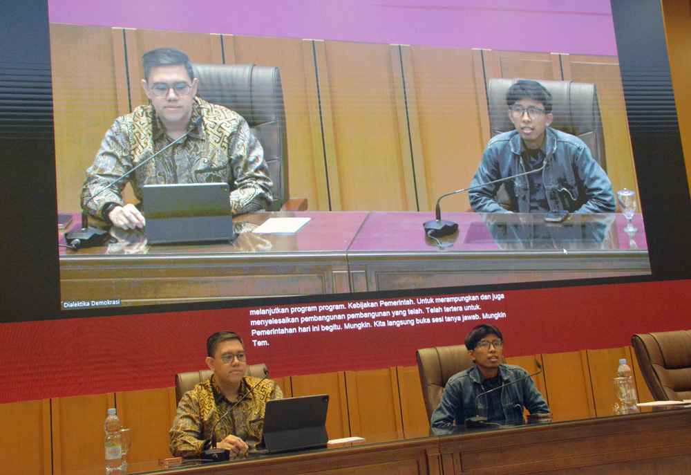 Dialektika Demokrasi dengan tema "Rencana Damai AS-Iran, dan Dampaknya Terhadap Negara Asia Termasuk Indonesia"