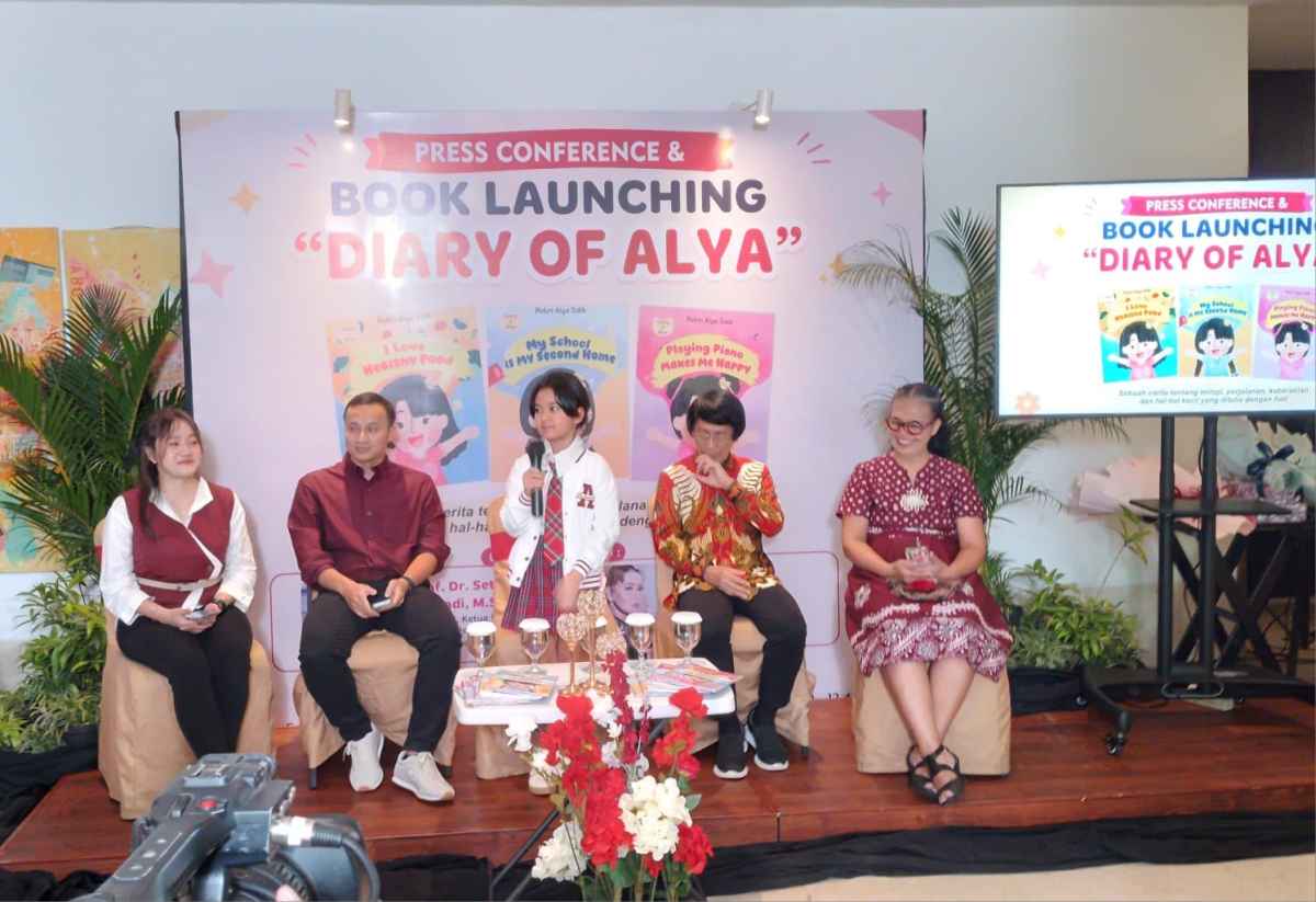 Penulis Cilik Berbakat, Alya Luncurkan 3 Buku Saat Usia 9 Tahun Penulis Cilik Berbakat, Alya Luncurkan 3 Buku Saat Usia 9 Tahun