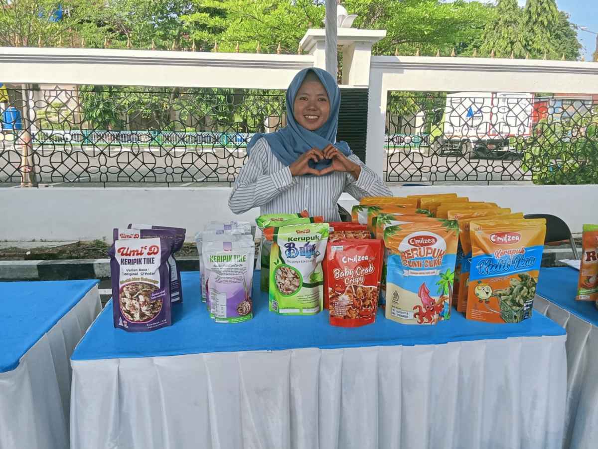 Kisah Rosyidah, Pensiunan PMI Berhasil Kembangkan Olahan Hasil Laut Berkat Pelatihan dari BRI Peduli Kisah Rosyidah, Pensiunan PMI Berhasil Kembangkan Olahan Hasil Laut Berkat Pelatihan dari BRI Peduli